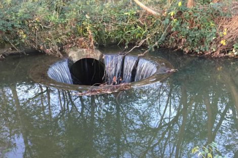 The plug hole weir